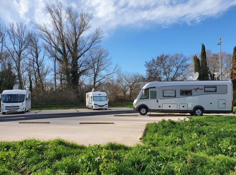 AIRE DE STATIONNEMENT POUR CAMPING-CARS DE SAUCLIERES